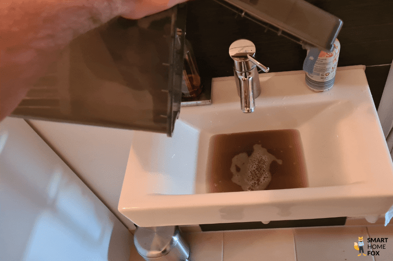 Der Schmutzwassertank des Dreame L20 Ultra wird ausgeleert.